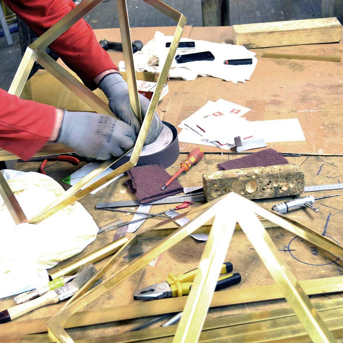 Handwerker beim Versäubern einer Lötnaht