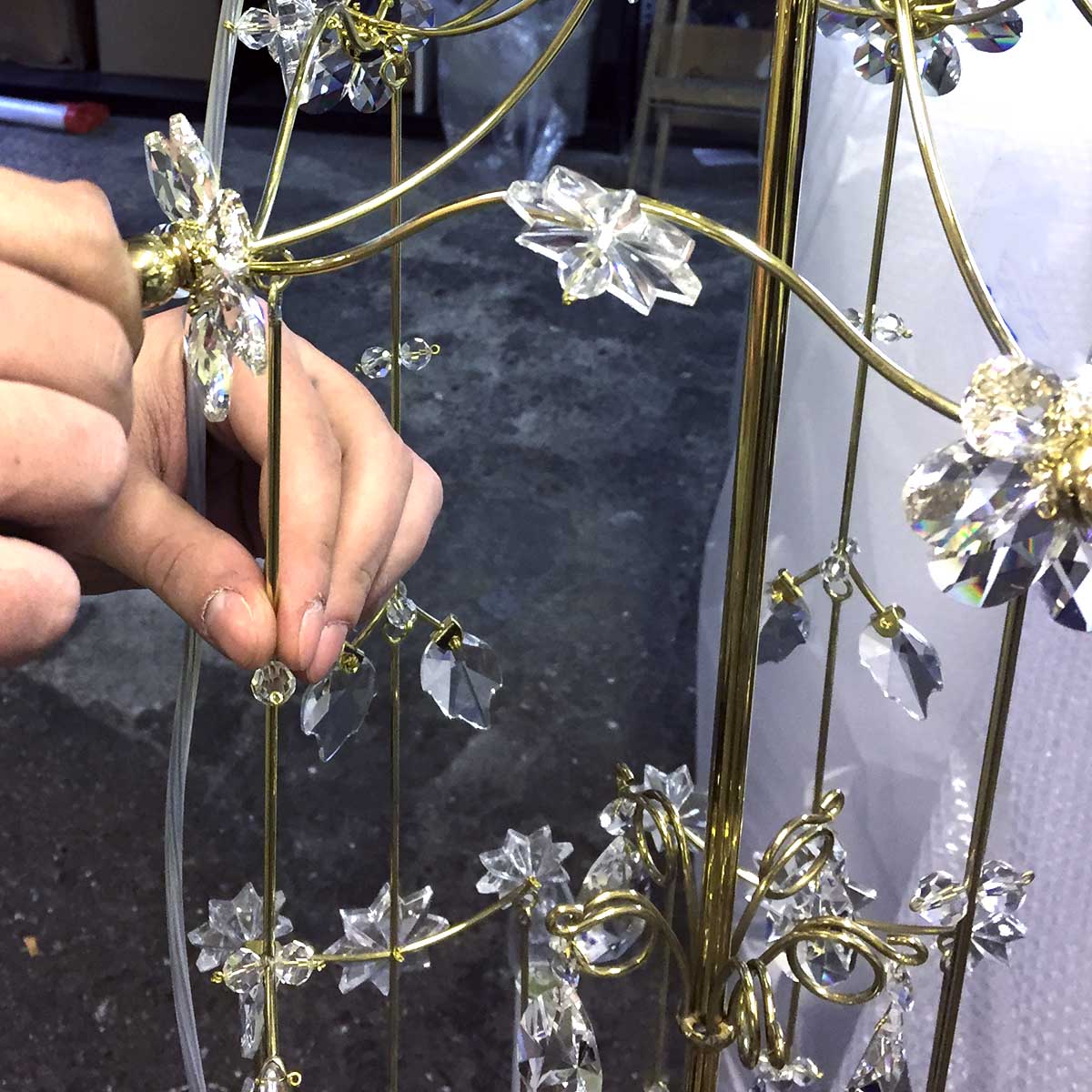 Handwerker beim Zusammenbauen