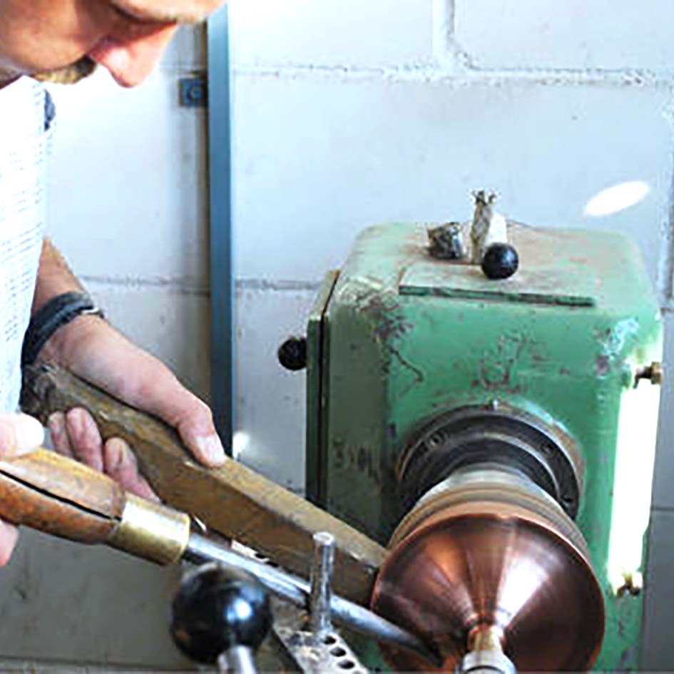 Metalldrücker bei der Arbeit