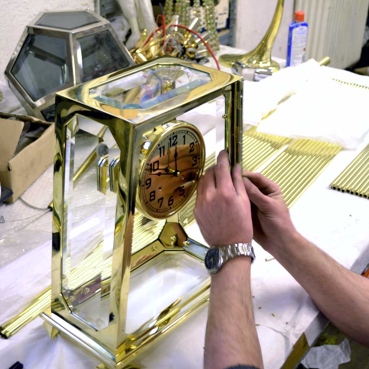 Loosuhr wird zusammengebaut